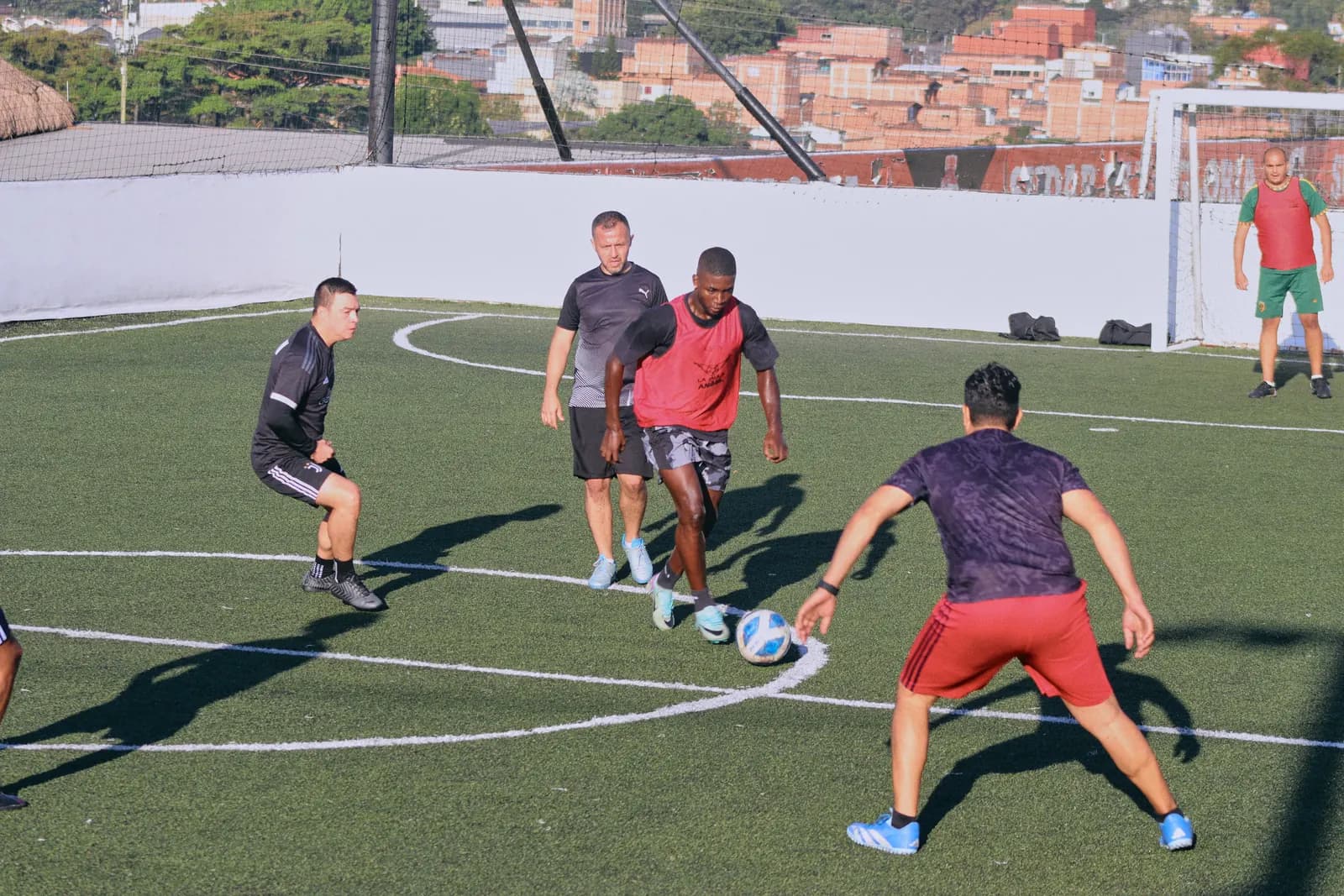 Partido de fútbol en una cancha de La Jaula